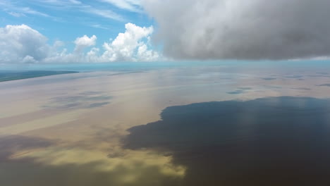 Erstaunliche-Luftlandschaft-Mit-Drohnenansicht-Der-Mana-Flussmündung-Entlang-Der-Wolken.-Guayana